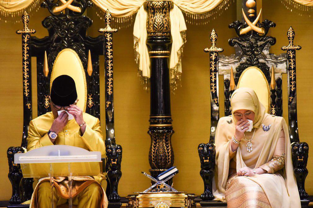 اشک ریختن سلطان جدید مالزی در مراسم تاجگذاری +عکس