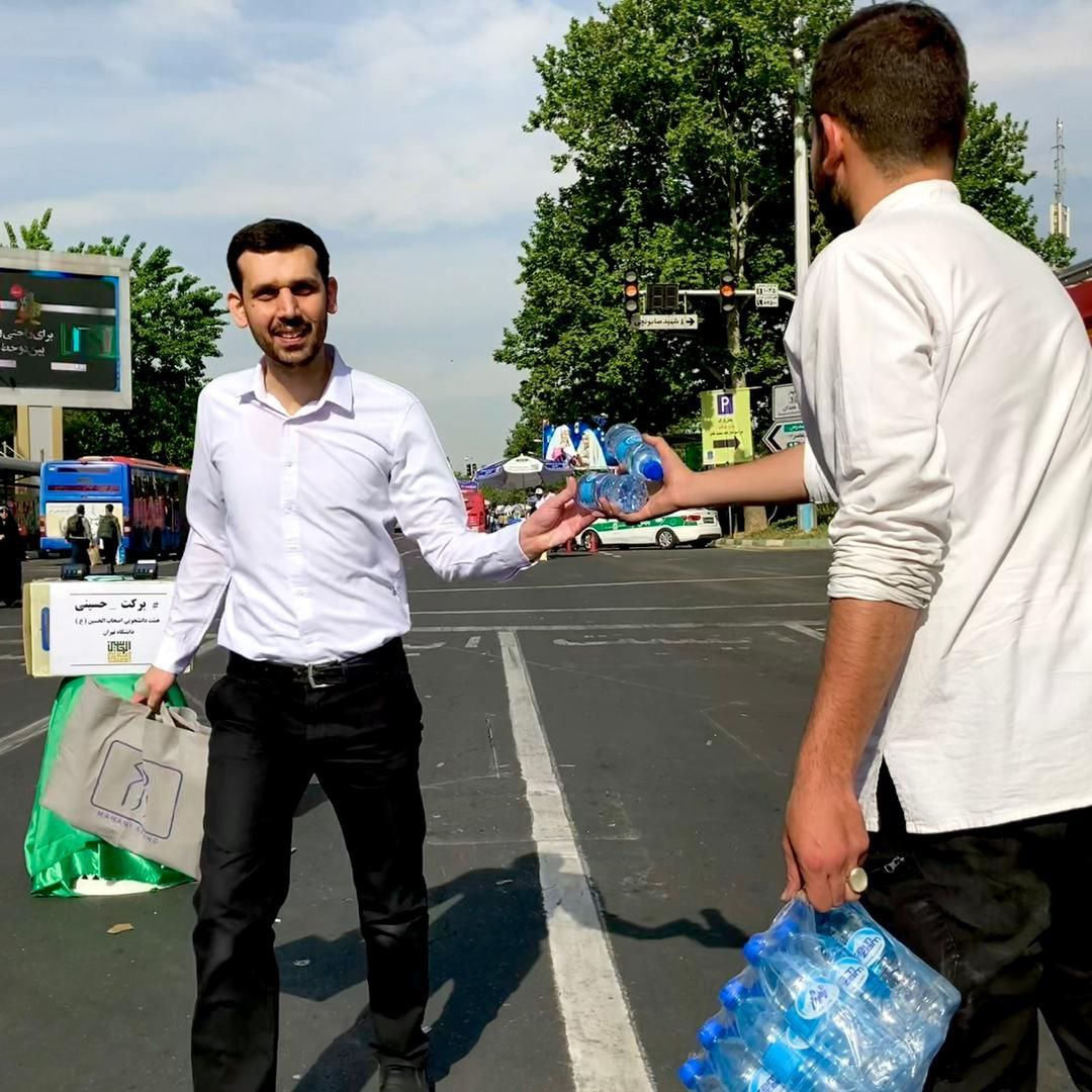 برند زمزم ۱۵۰هزار بطری آب معدنی بین نمازگزاران عید فطر توزیع کرد