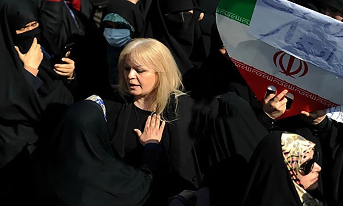 زن بی حجاب در راهپیمایی ۱۳ آبان چه کسی بود؟ + روایت یک شاهد عینی 