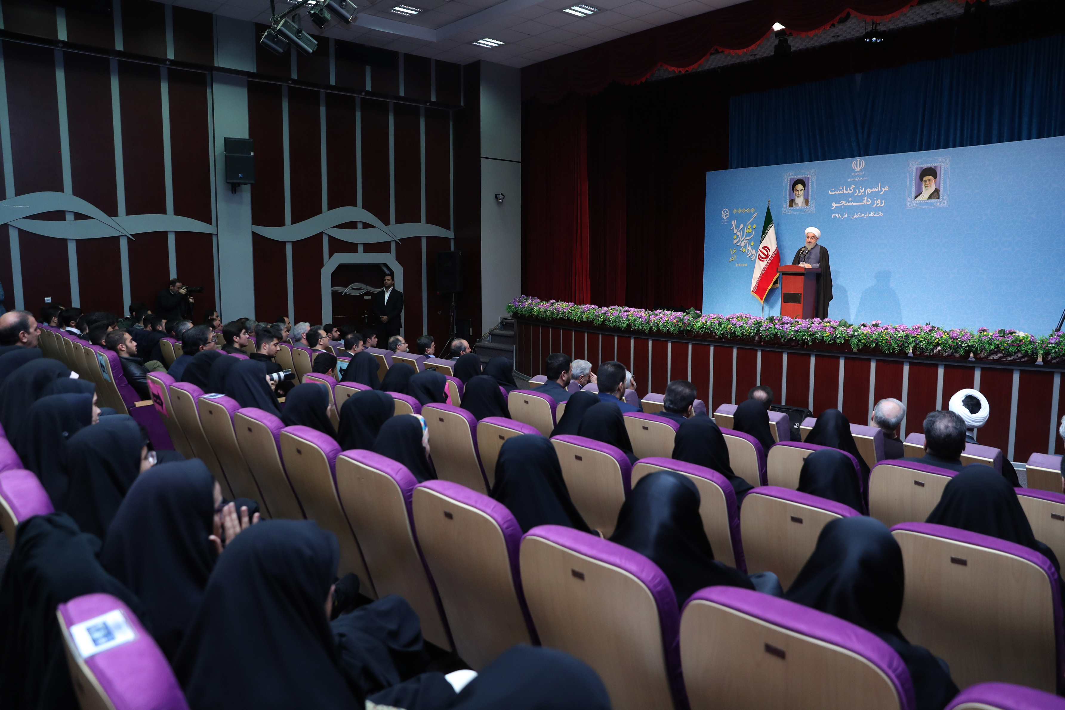 روحانی: نظام حتما باید به دانشجو اعتماد کند و به دانشجو احترام بگذارد/ برجام نه مقدس است و نه لعنتی، یک قرار داد بین‌المللی است