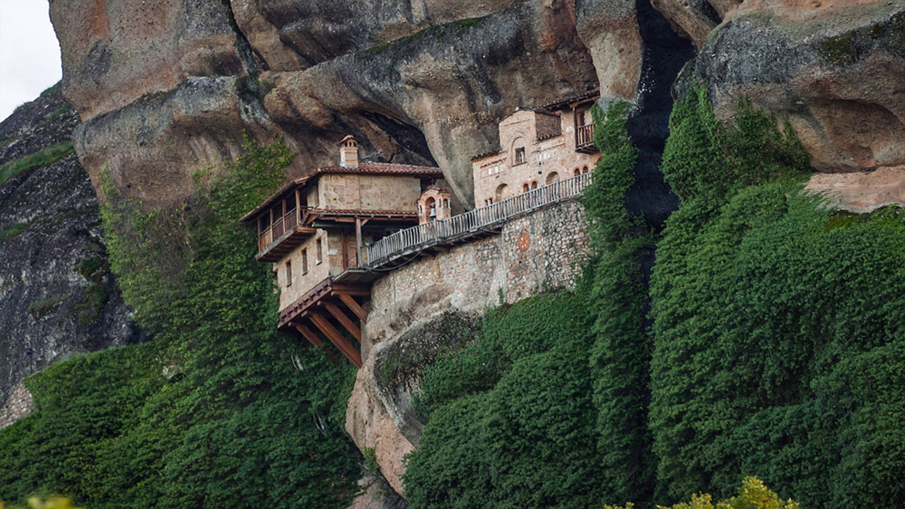 صومعه های قدیمی بر روی صخره های مرتفع + فیلم