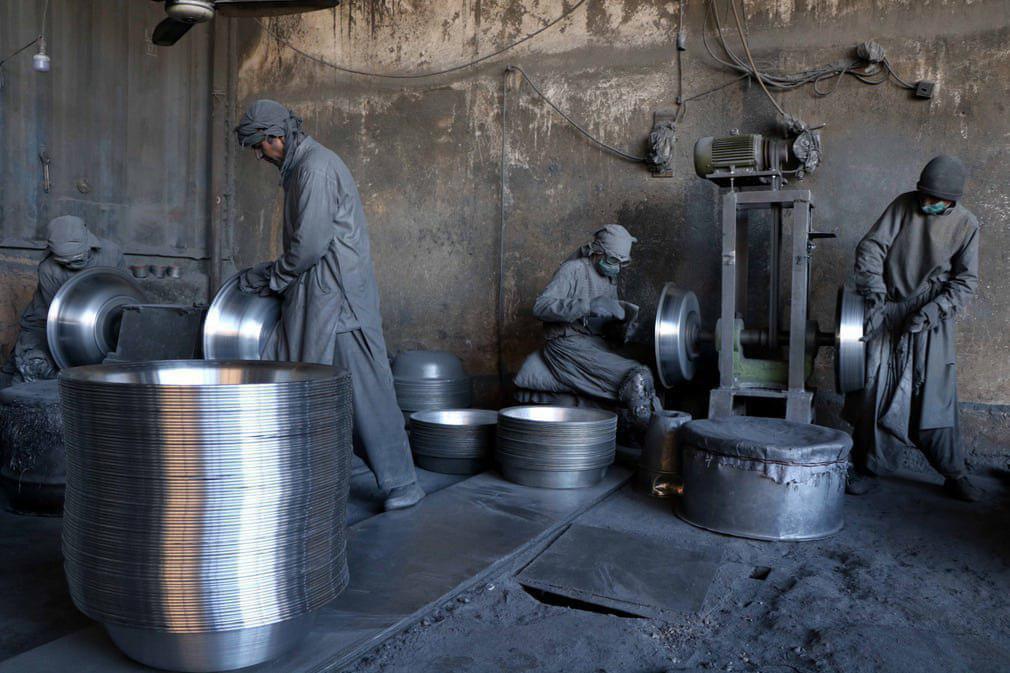 کار در یک کارخانه آلومینیوم‌سازی در هرات +عکس