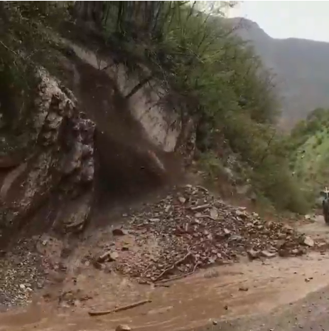 لحظه جاری شدن سیلاب و ریزش کوه در محور کندوان +فیلم