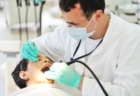 کارهای غیرضروری دندان‌پزشکی را تعطیل کنید