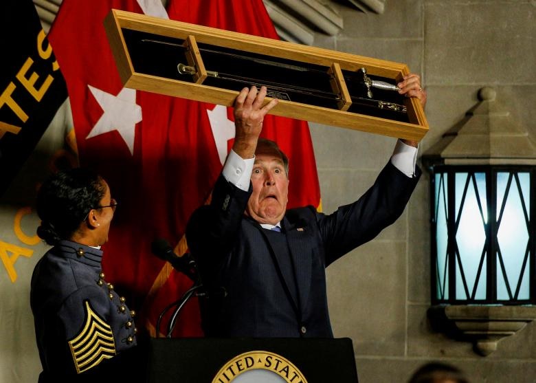 واکنش عجیب جرج بوش پس از تقدیر شدن با شمشیر! +عکس
