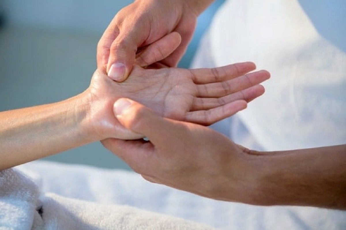 کاهش درد با استفاده از طب فشاری در کف دست