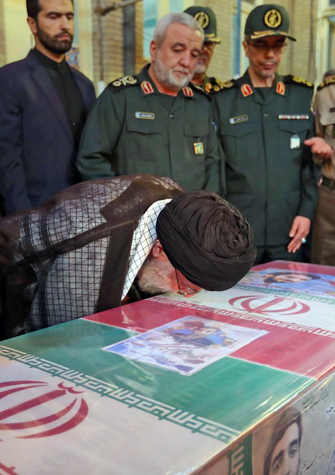 رهبر انقلاب در کنار پیکر شهید حججی حضور یافتند +تصاویر