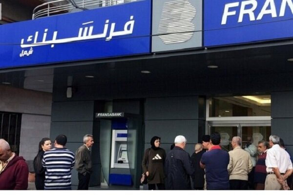 بانک‌های لبنان امروز برای اولین بار در ۲هفته اخیر باز شد
