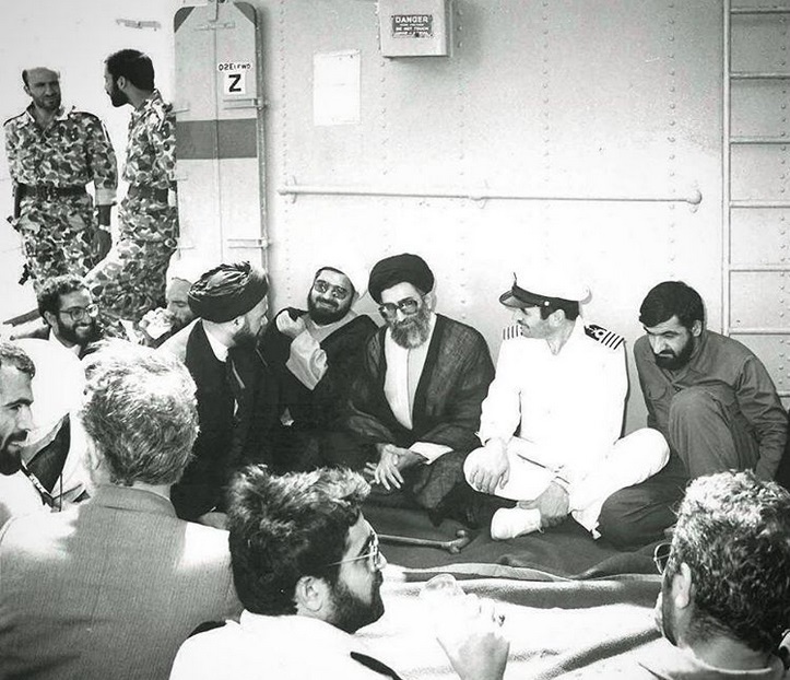 روحانی و رهبر انقلاب بر عرشه ناو نیروی دریایی +عکس