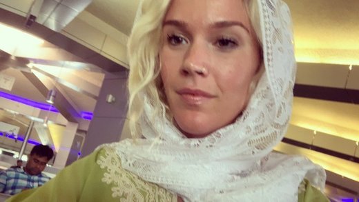 خواننده زن بریتانیایی از ایران اخراج شد +عکس