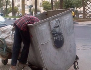مردم‌آزاری در روز روشن؛ انداختن پسری در سطل زباله