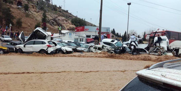 هزینه خودرو‌های خسارت دیده در سیل شیراز پرداخت می‌شود