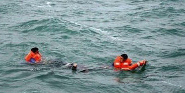 نجات سه گردشگر از مرگ حتمی در دریای بندر ریگ