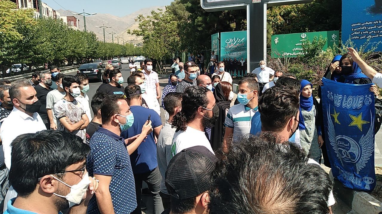 تجمع هواداران استقلال مقابل وزارت ورزش / مددی "فعلا" ماندگار است