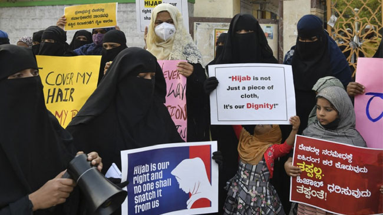 هندی ها به ممنوعیت حجاب در مدارس اعتراض کردند