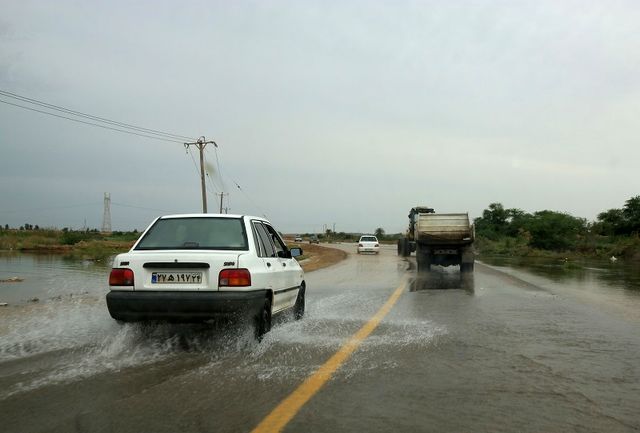 ورود سیلاب به جاده خرمشهر اهواز +فیلم