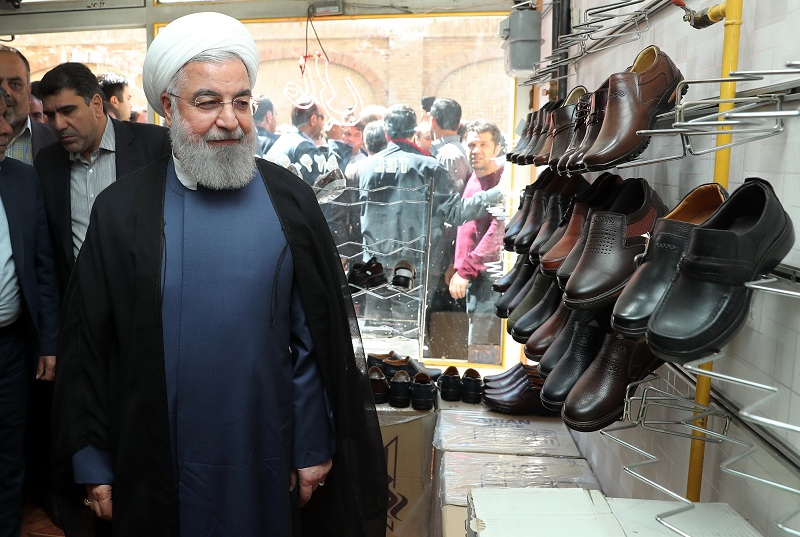 بازدید سرزده رییس جمهور از کارگاه‌های تولید کفش تبریز +فیلم