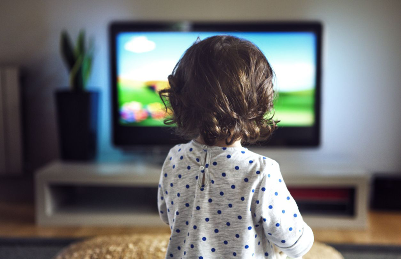 تماشای تلویزیون برای کودکان؛ ممنوع