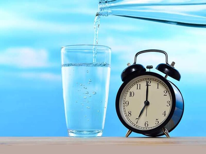 برای درمان کرونا روزانه ۲لیتر آب بنوشید