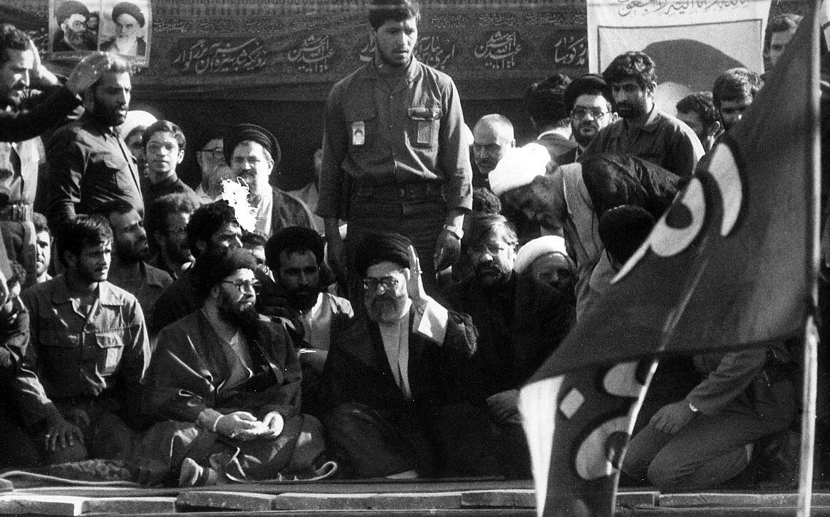 عکسی کمتر دیده شده از رهبر معظم انقلاب در ایام رحلت امام خمینی