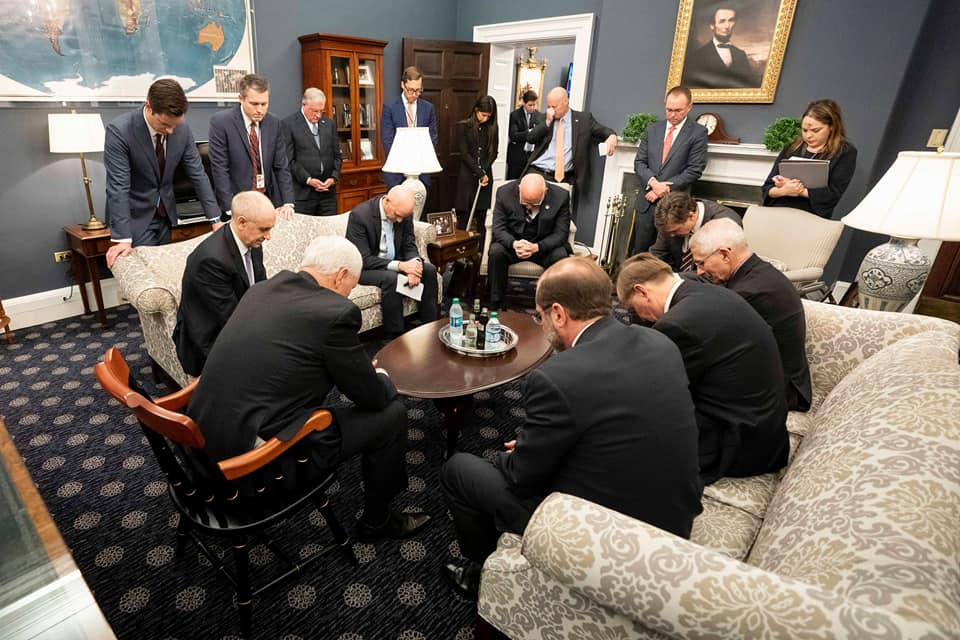 دعا در کاخ سفید برای دوری از کرونا! +عکس