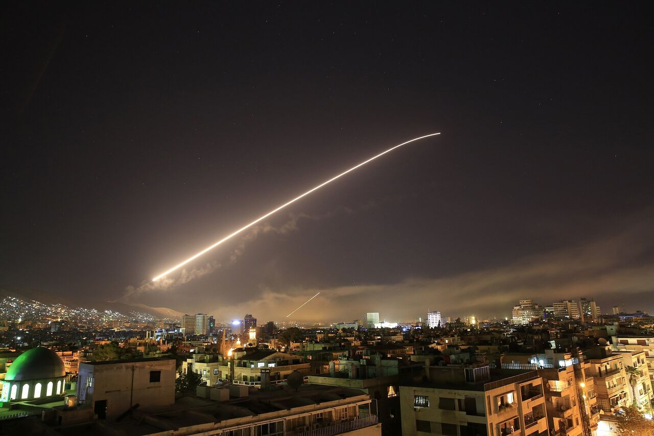 مقابله پدافند هوایی ارتش سوریه با حمله هوایی رژیم صهیونیستی