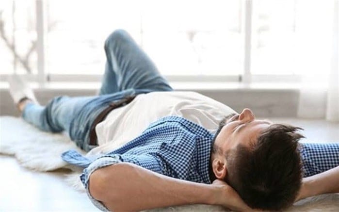 خوابیدن روی زمین بهتر است یا تشک های طبی؟