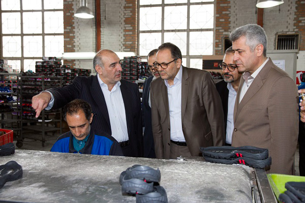 بازدید مدیران ارشد بانک ملت از کارخانه تولید کننده کفش‌های اهدایی این بانک به کمیته امداد امام خمینی(ره)