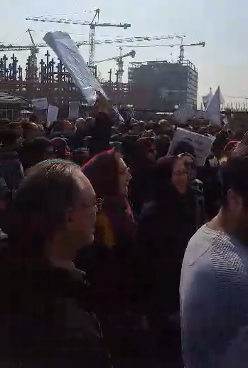 اعتراض سپرده‌گذاران موسسه کاسپین مقابل مجلس +فیلم