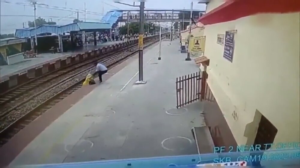 لحظه دلهره آور نجات کود از زیر قطار مترو + فیلم