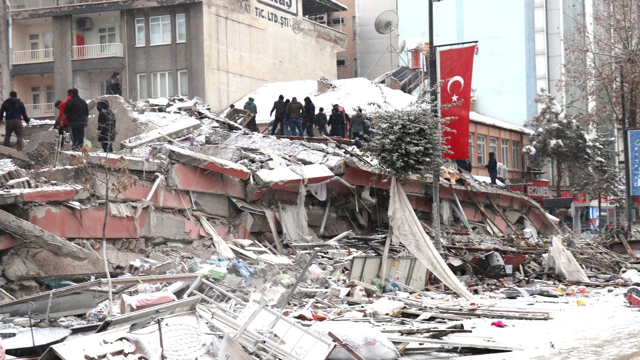  وضعیت آخرالزمانی خیابان های ترکیه پس از زلزله + فیلم