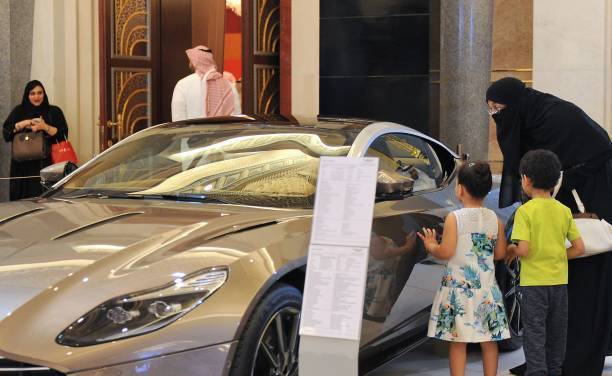 زنان عربستانی در حال خرید خودروهای لوکس +تصاویر