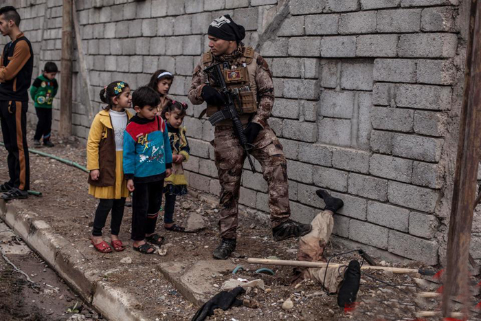 دیدن جسد داعشی‌ها سرگرمی کودکان عراقی +عکس 