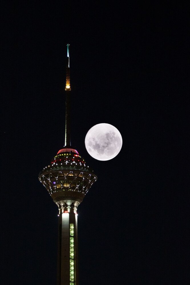 این ماه زیبا دلیل زلزله دیشب تهران؟ +عکس