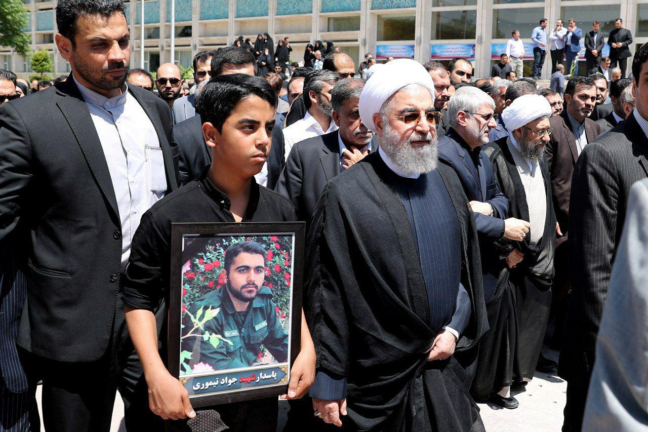 روحانی در مراسم تشییع شهدای حادثه تروریستی تهران +عکس