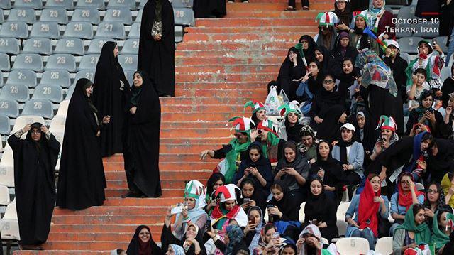 تصویر حضور زنان ایرانی در ورزشگاه یکی از تصاویر برگزیده سال شد