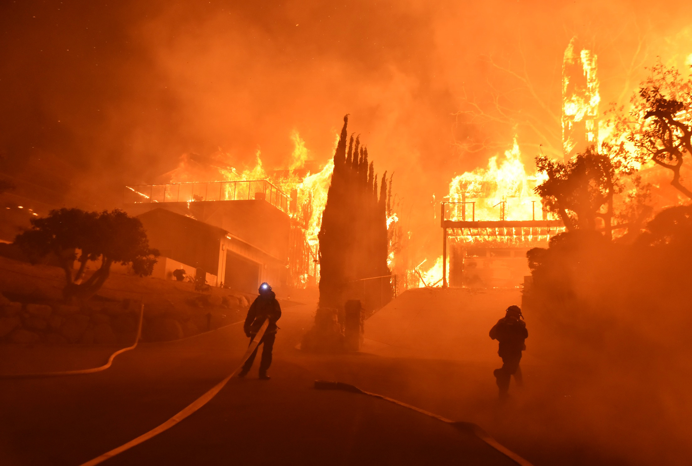 آتش‌سوزی مرگبار، روسای آتش‌نشانی و پلیس یونان را بیکار کرد