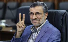 محمود احمدی‌ نژاد وارد وزارت کشور شد + عکس