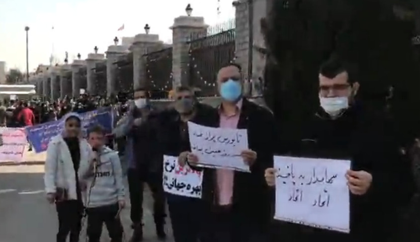 فیلم اعتراض شدید بورسی ها به یک نماینده مجلس