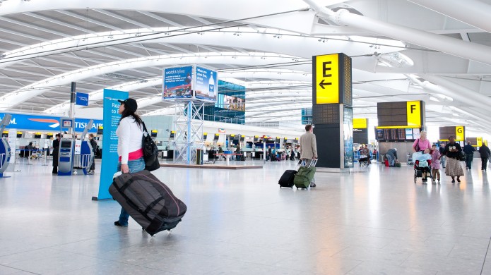 برخورد کارمندان فرودگاه‌های ژاپن با چمدان‌ها+فیلم