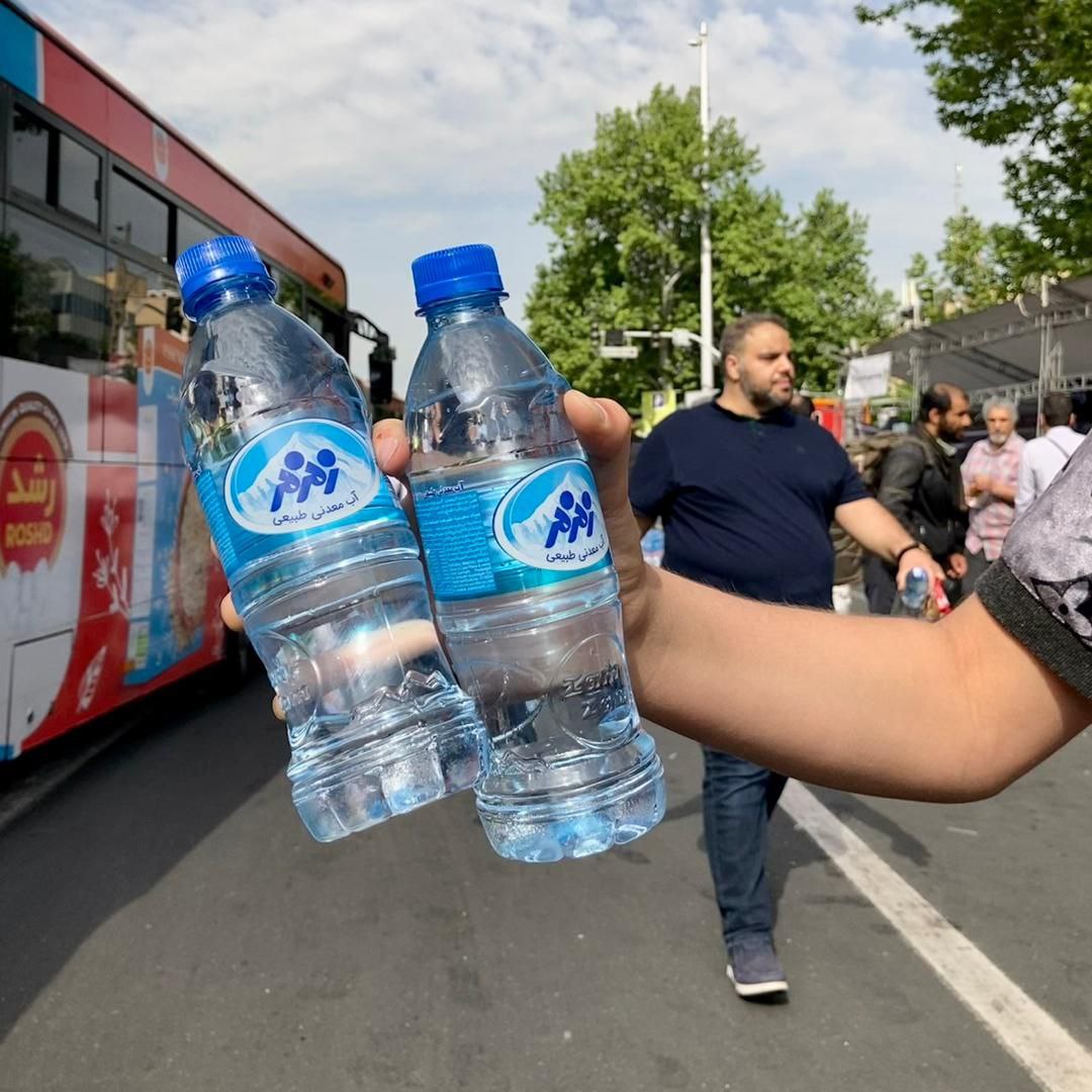 برند زمزم ۱۵۰هزار بطری آب معدنی بین نمازگزاران عید فطر توزیع کرد