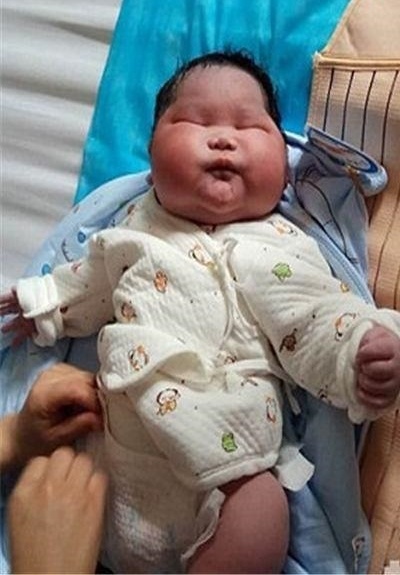 سنگین‌وزن‌ترین نوزاد جهان به وزن ۷ کیلوگرم +عکس