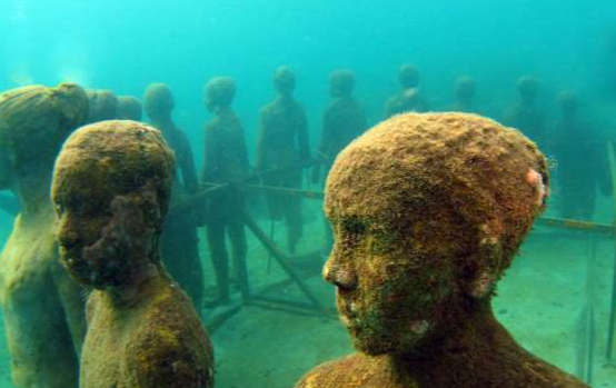 مروری بر شگفت انگیزترین نشانه‌های انسان زیر آب +عکس