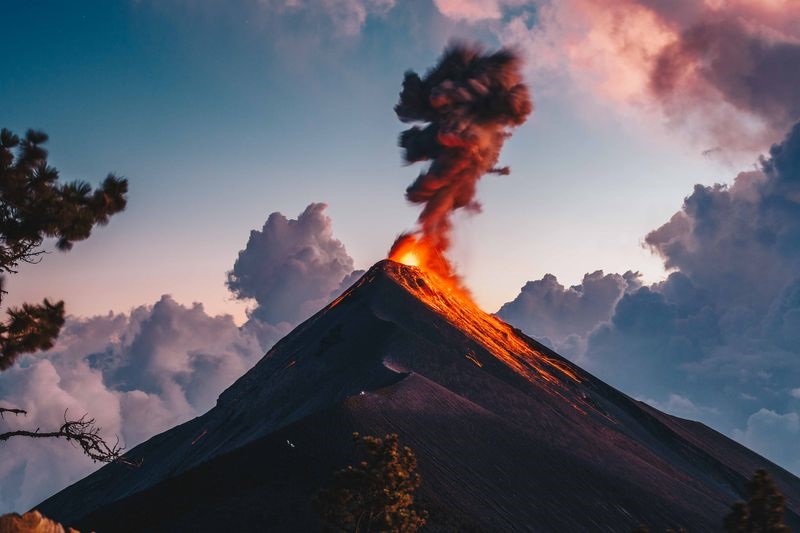 فوران آتشفشان در عکس روز نشنال جئوگرافیک +تصویر
