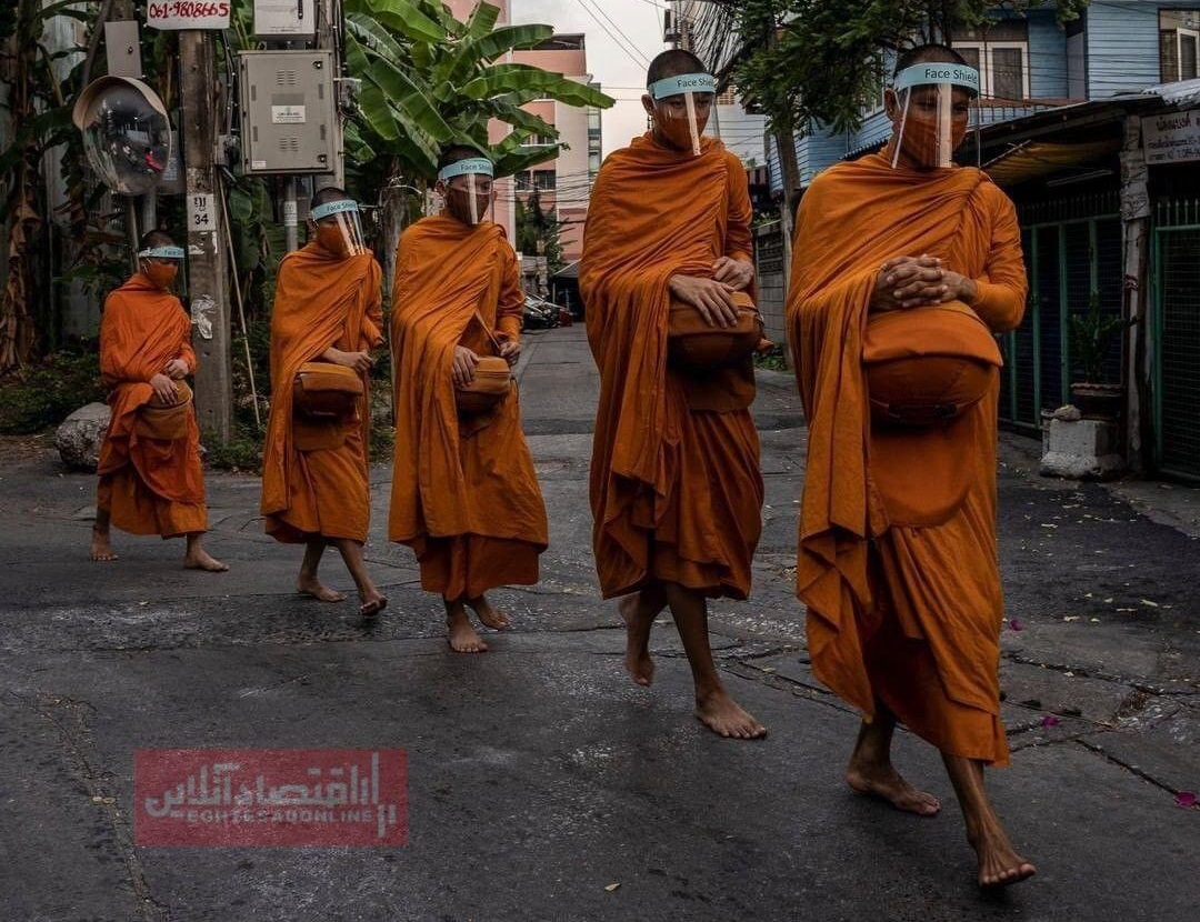 راهبان تایلندی در حال جمع‌آوری صدقه از ساکنان محلی +عکس
