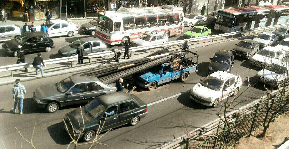 حمل نامناسب تیرآهن در وسط شهر حادثه آفرید