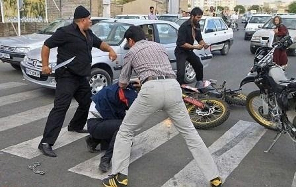  حمله وحشیانه اوباش با قمه و قداره  به یک تاکسی در شهرک تعاون + فیلم