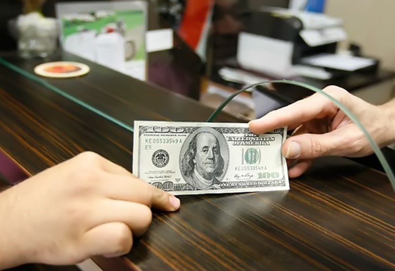 ادعای قطع عرضه دلار به صرافی‌ها رد شد