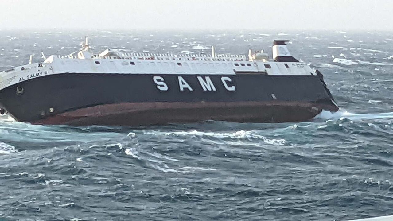 کشتی اماراتی با ۳۰ خدمه در نزدیکی ایران غرق شد