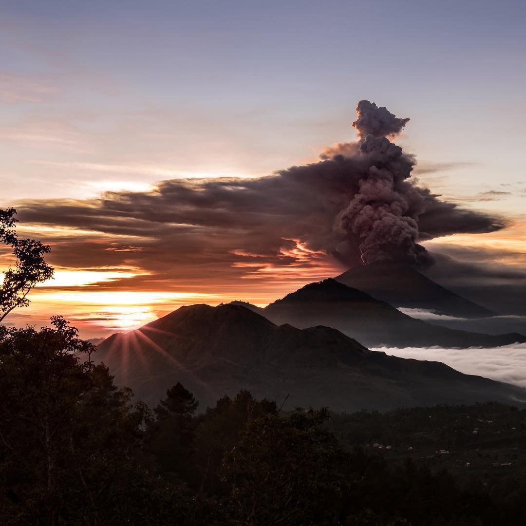 دستور تخلیه ۱۰۰هزار نفر از اندونزی از بیم آتشفشان +عکس